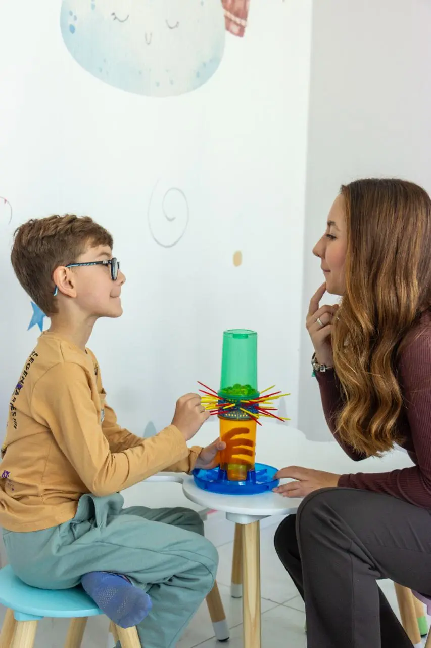 criança fazendo fonoaudiologia